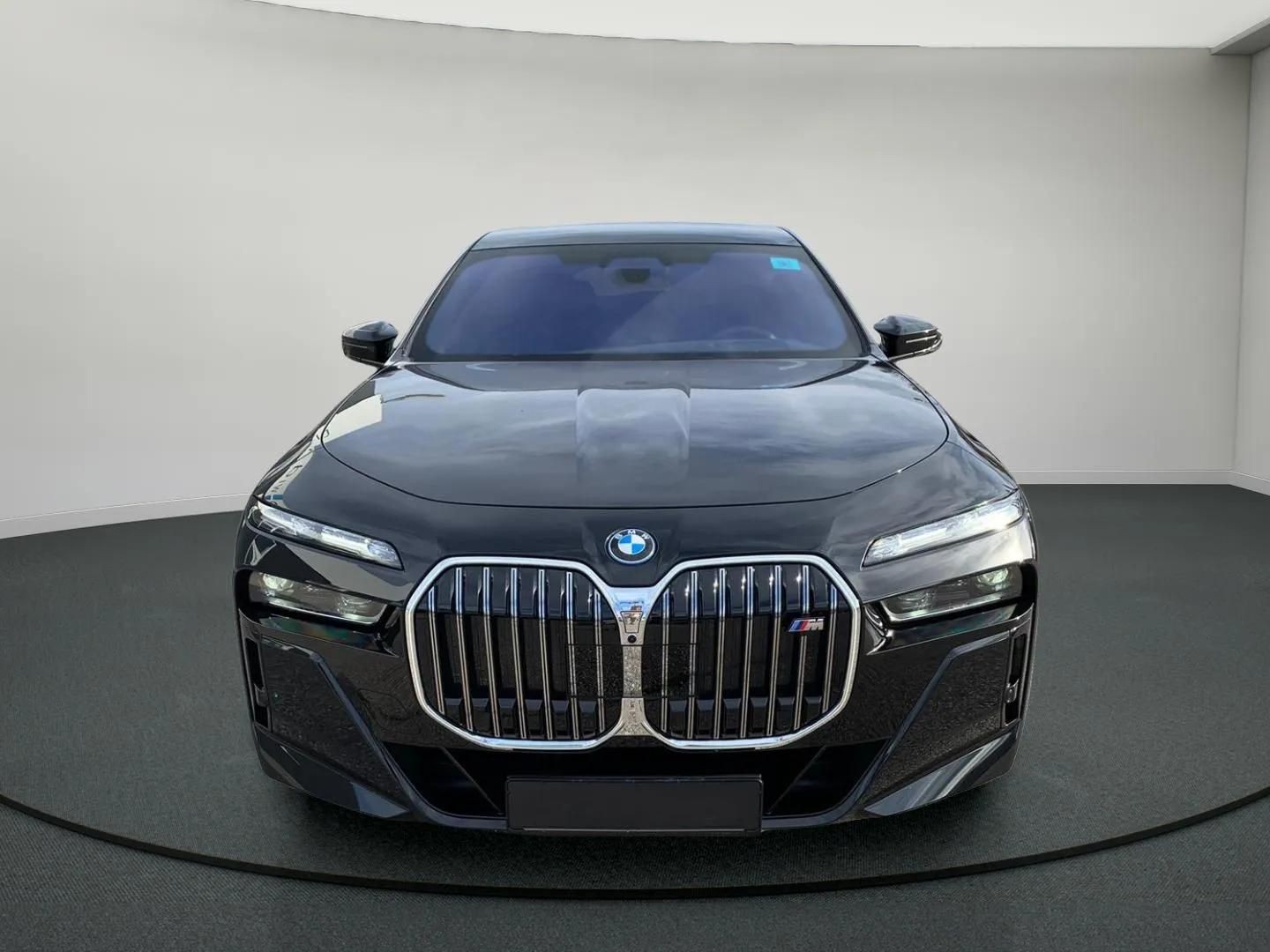 BMW i7-M70
